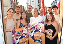 Representantes de las peñas y del club taurino, la autora del cartel de las fiestas y la concejala de Festejos, con el programa.