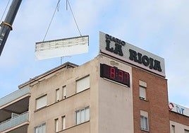 Retirada del cartel luminoso dañado de Diario LA RIOJA.