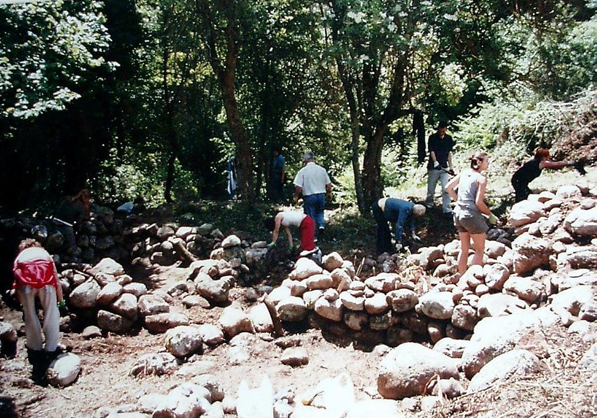 El campo de trabajo realizado en el año 2005 en las ruinas de la ermita de la Virgen de la Hermedaña.