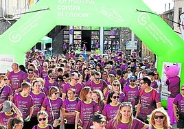 Momento de la salida de la II Marcha contra el cáncer de Cornago, en la plaza del Ayuntamiento.