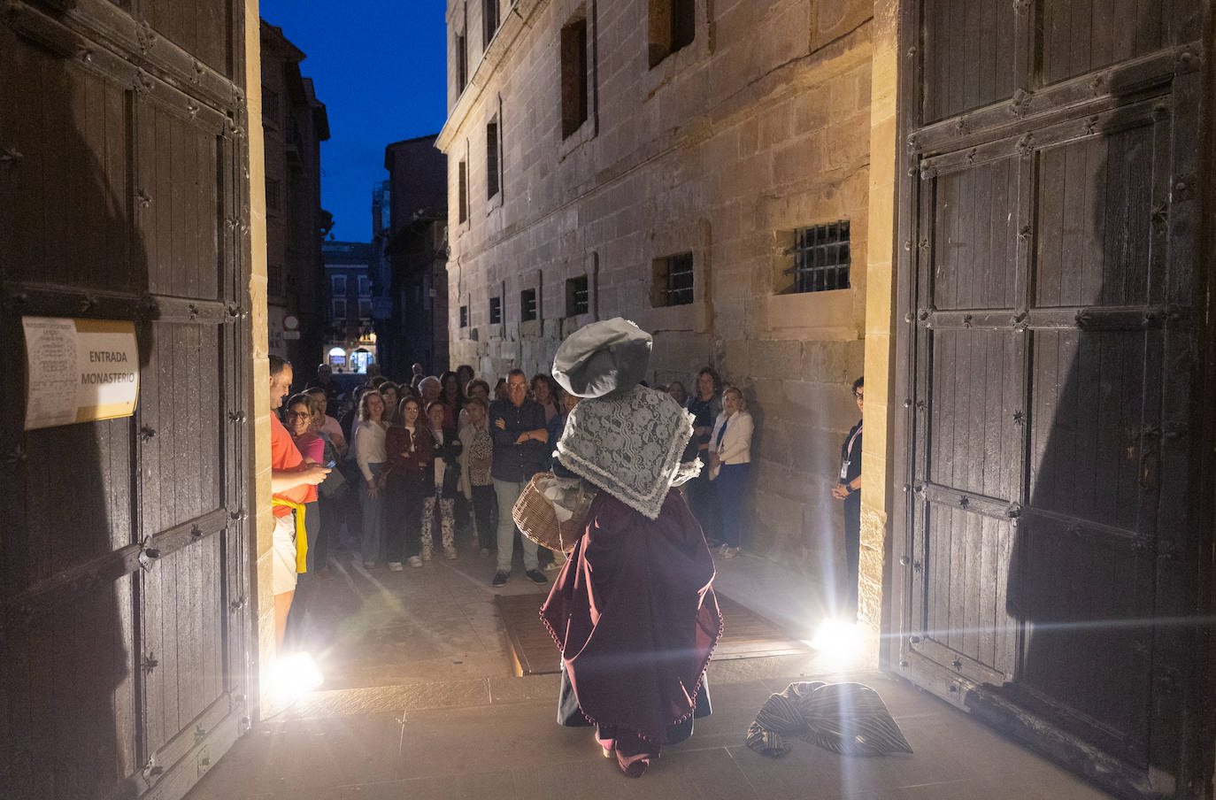 Las imágenes de las visitas nocturnas en el monasterio de Santa María la Real de Nájera