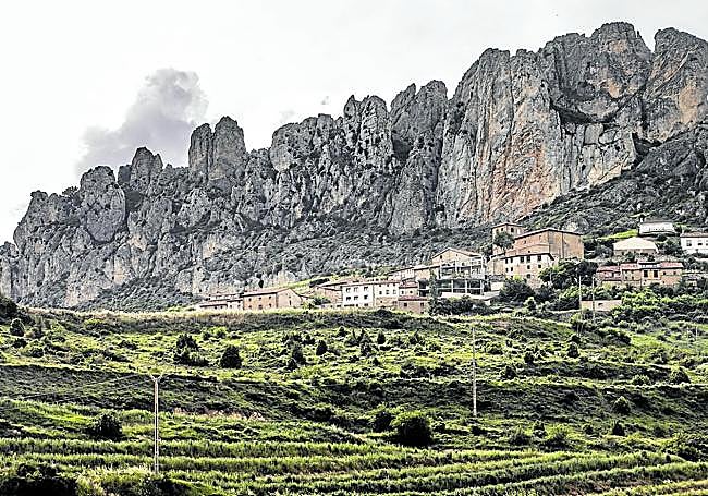 El púlpito de La Rioja. Cellorigo, respaldado por Peña Lengua, de los Montes Obarenes.