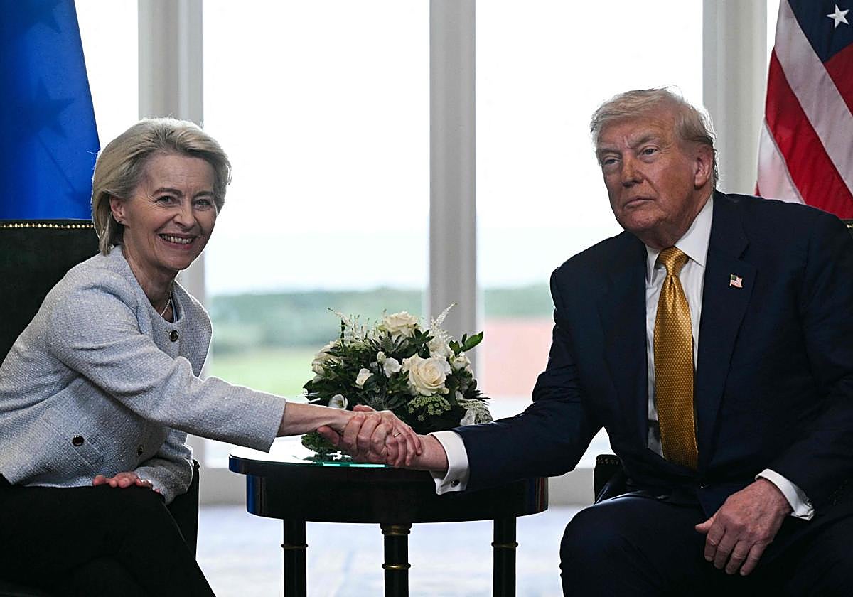 Von der Leyen y Donald Trump, de manitas