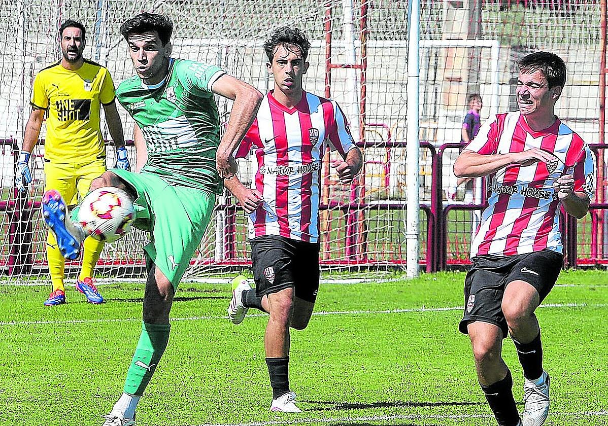 Álvaro García controla un balón durante el partido que el Náxara perdió ante la UDL en Varea.