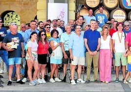 Los participantes posaron después de la entrega de premios bajo el Ayuntamiento.