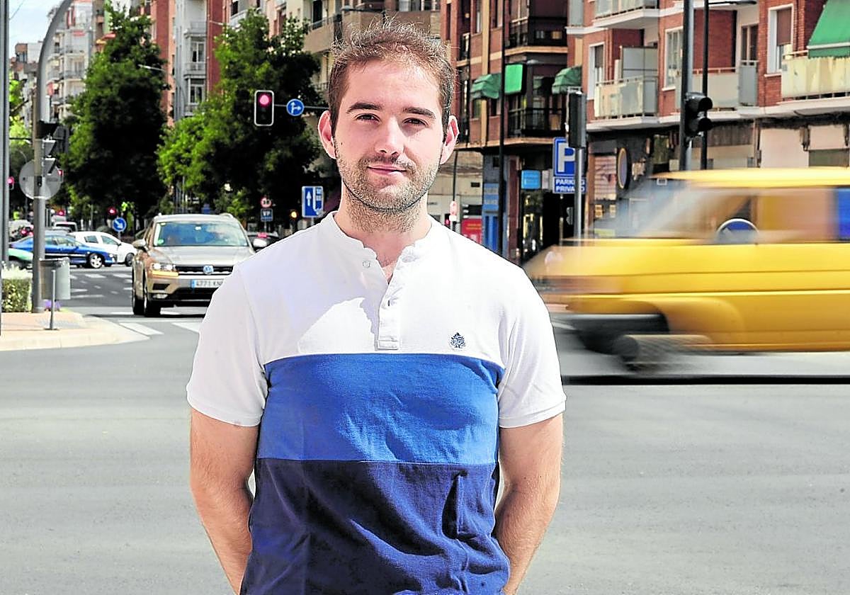 El logroñés, Pablo Sáenz López, tras recibir la Beca Santander Excelencia 360º por su expediente de 9,1 en la Universidad de La Rioja.