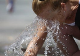 Una mujer trata de refrescarse para combatir el calor.