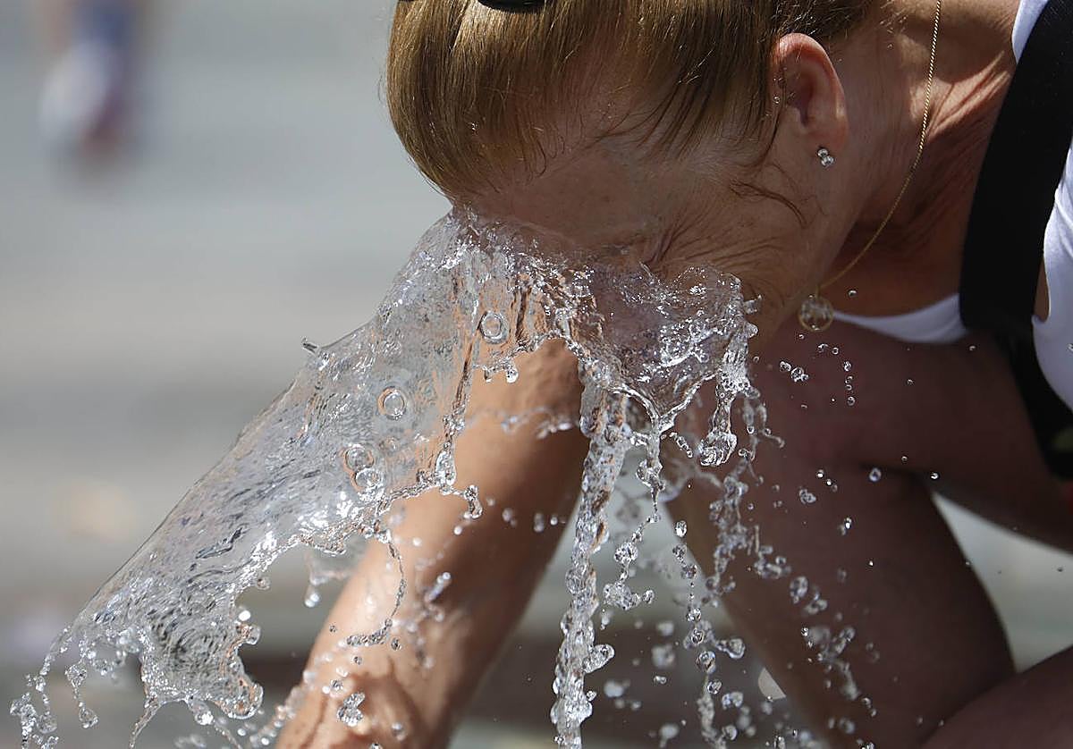 Una mujer trata de refrescarse para combatir el calor.