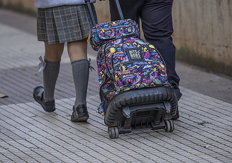 Una escolar camina con su mochila en el primer día del curso 2024-2025, ya acabado.
