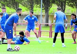 Adrián Cantabrana observa el trabajo de sus jugadores.