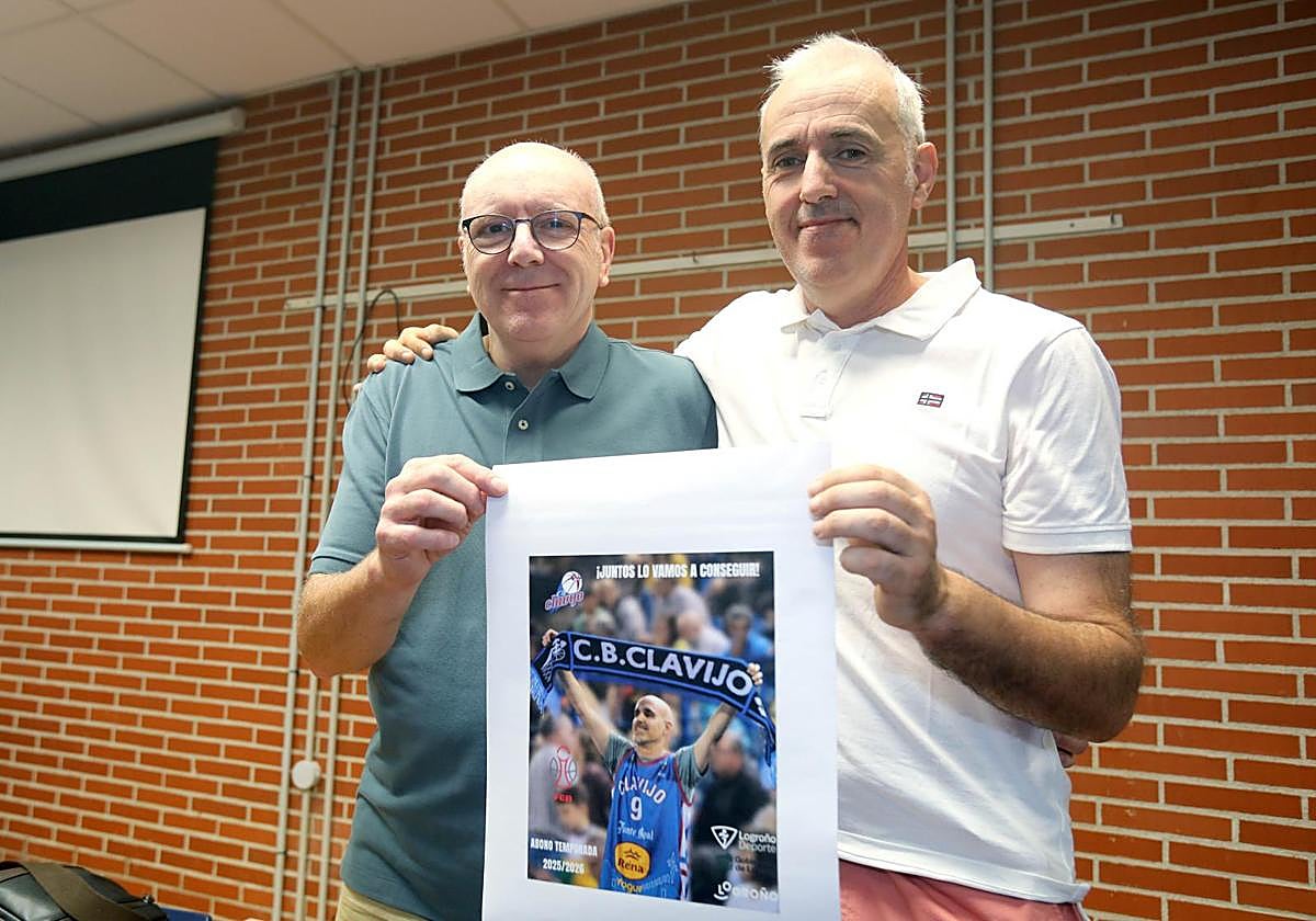 El presidente del Clavijo, Félix Sanz, y el directivo José Manuel Ramírez de Arellano, con el cartel de la campaña de abonados.