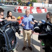 Ángel Andrés frente a una de las nuevas rotondas ejecutadas.