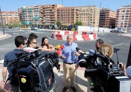 Ángel Andrés frente a una de las nuevas rotondas ejecutadas.
