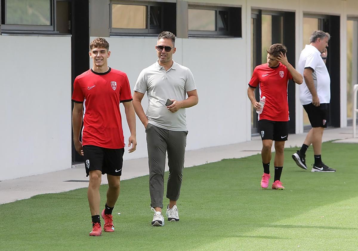 Sergio Rodríguez camina tras Sergio Ocón.