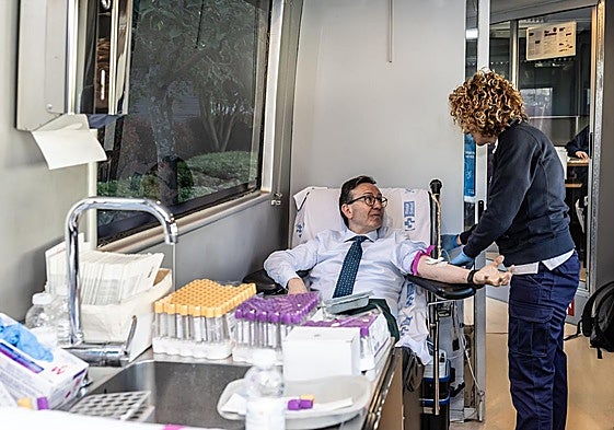 Un hombre realiza una donación en abril de este año.