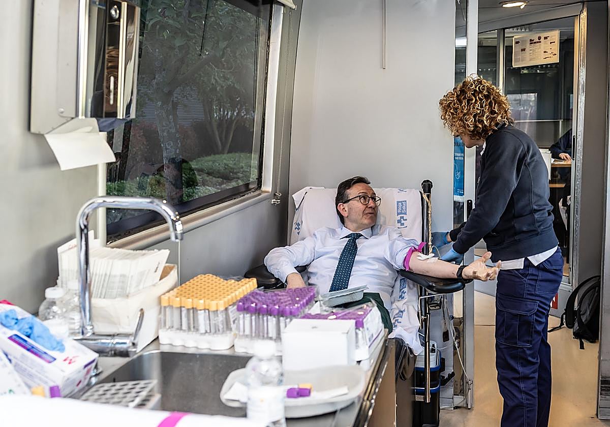 Un hombre realiza una donación en abril de este año.