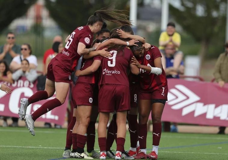 Las jugadoras del Dux celebran un gol.