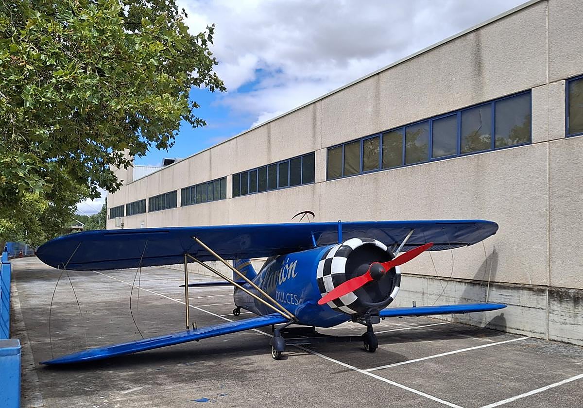 El biplano, icono de la empresa Dulces El Avión, descansa en el suelo de la fábrica del polígono La Portalada .