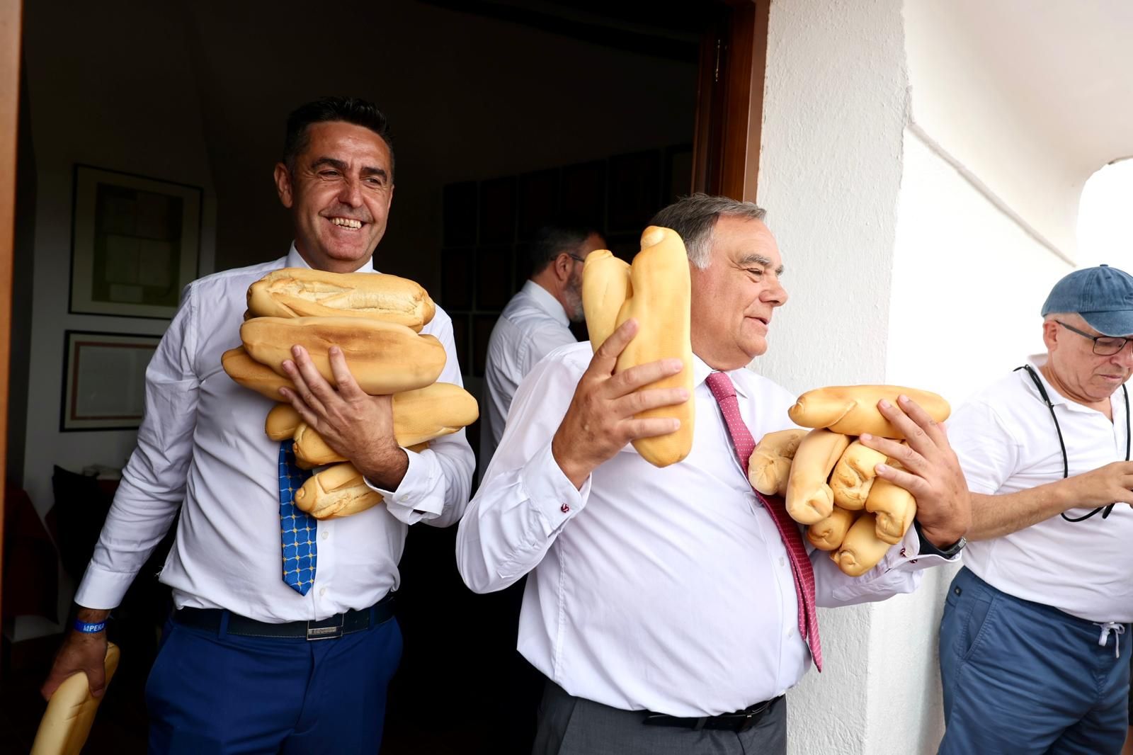 El lanzamiento del pan y el queso en Quel, en imágenes