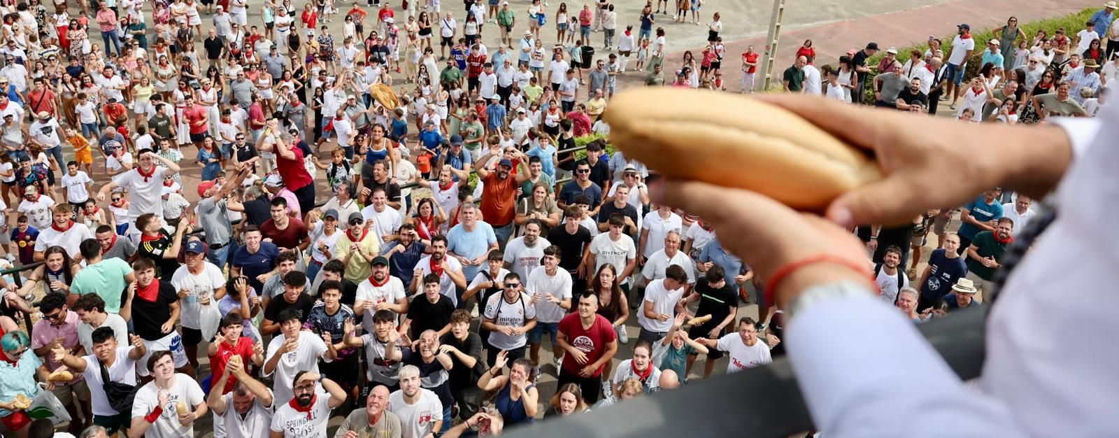El lanzamiento del pan y el queso en Quel, en imágenes