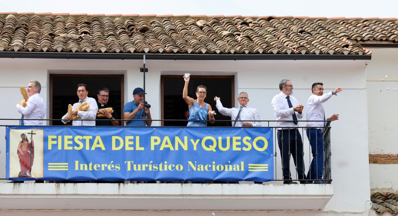 El lanzamiento del pan y el queso en Quel, en imágenes