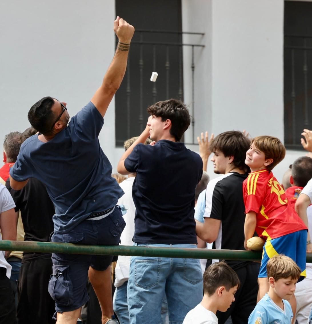 El lanzamiento del pan y el queso en Quel, en imágenes