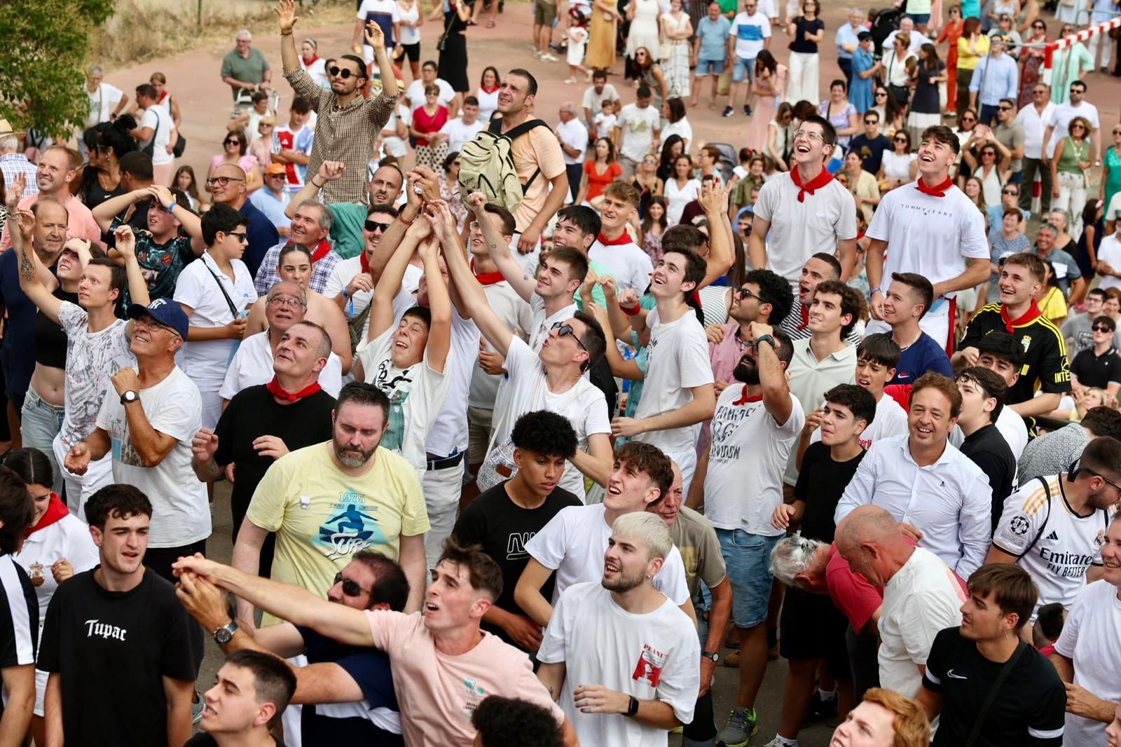 El lanzamiento del pan y el queso en Quel, en imágenes