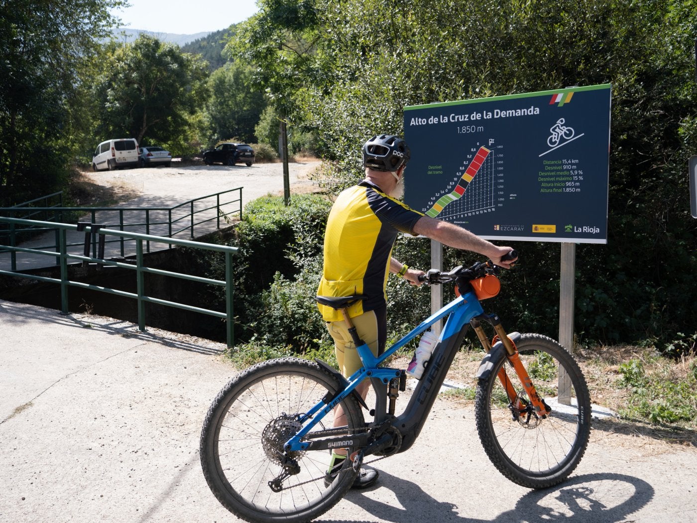 Un ciclista observa uno de los carteles informativos.