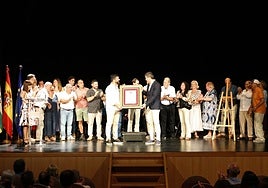 Entrega de la Medalla de Oro al presidente de la Asociación Amigos de Ezcaray, Raúl Eraso.