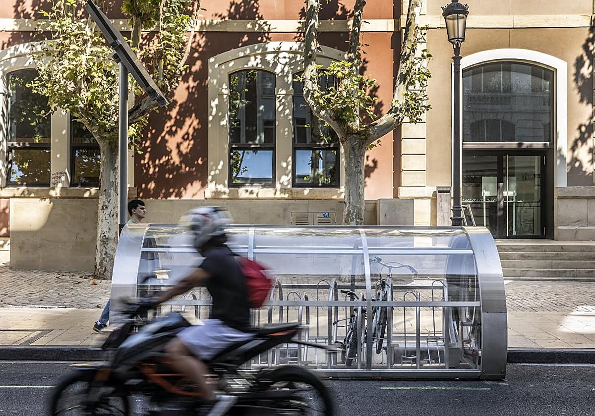 Uno de los aparcabicis instalado en Duquesa de la Victoria.