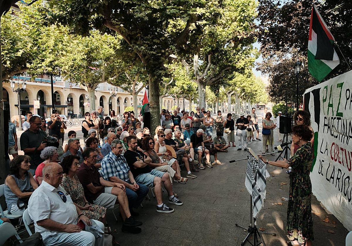 Asistentes al acto convocado ayer en El Espolón.
