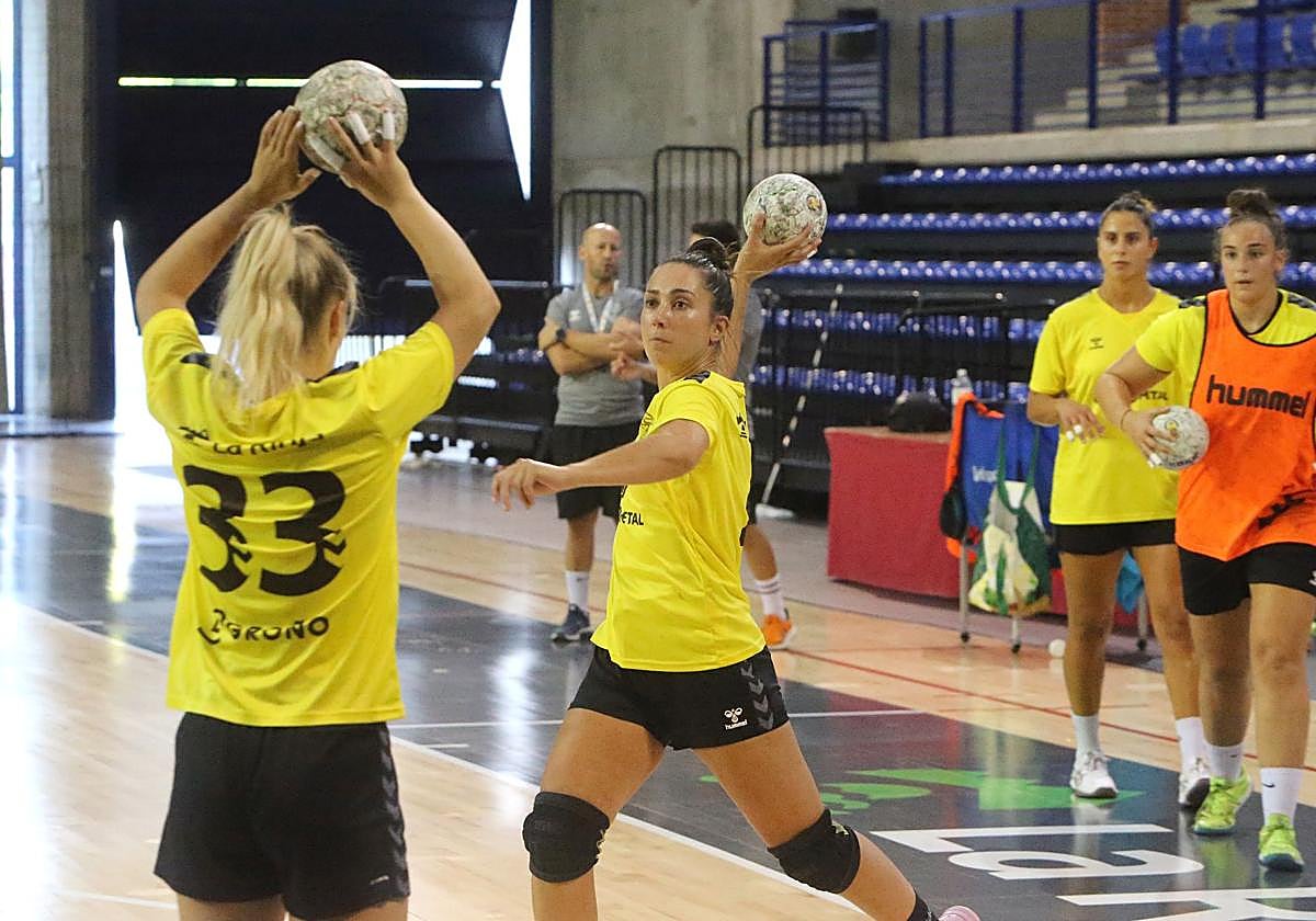 Lorena Pérez Alonso lanza a portería en un entrenamiento.