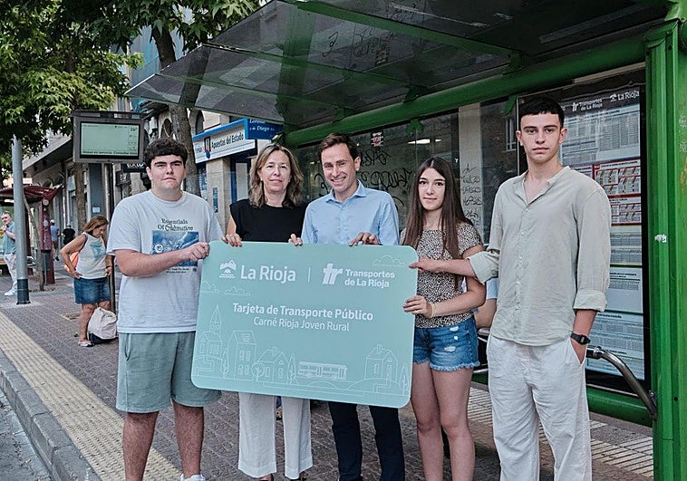 El consejero Daniel Osés y la directora general de Infraestructuras, Gema Álvarez, junto a tres jóvenes beneficiarios.