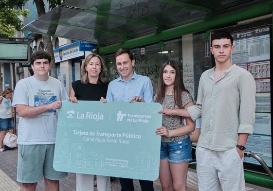El consejero Daniel Osés y la directora general de Infraestructuras, Gema Álvarez, junto a tres jóvenes beneficiarios.