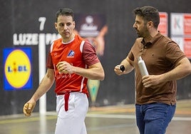 Darío conversa con su hermano Asier en un partido del Manomanista.