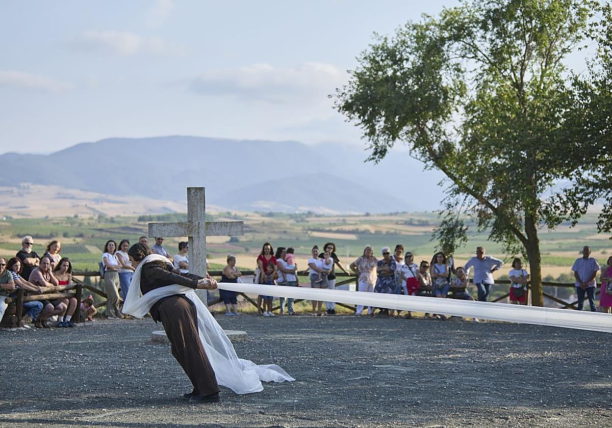 La bailarina riojana Alba de Miguel interpretando 'Grietas'.