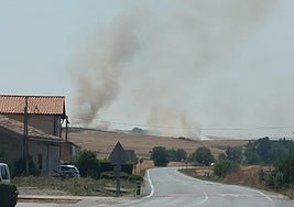 Columnas de humo vistas desde la localidad riojalteña de Tormantos.