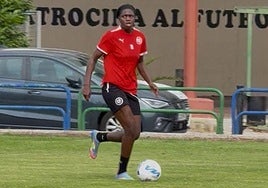 La delantera Flavine Mawete durante su primer entrenamiento con el DUX