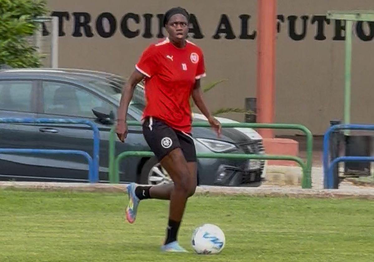 La delantera Flavine Mawete durante su primer entrenamiento con el DUX
