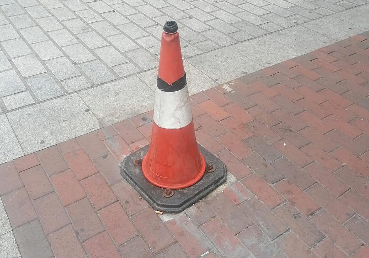 Un cono en la calle Gil de Gárate, objeto de la queja de la La Guindilla.