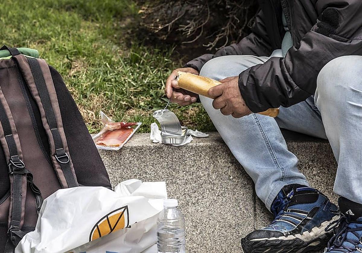 Un hombre sin hogar, en una calle de Logroño.