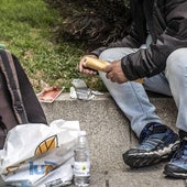 Un hombre sin hogar, en una calle de Logroño.