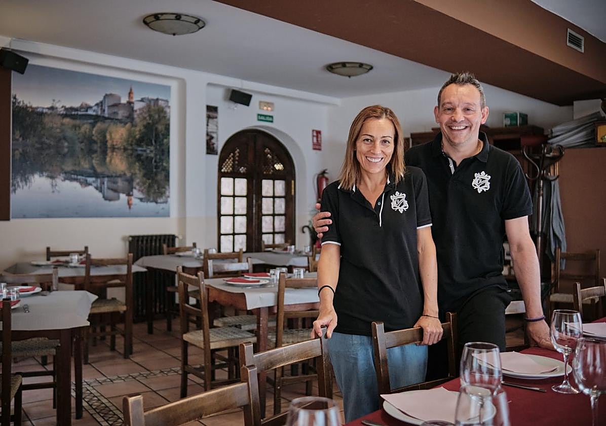 Jesús y María José, en el comedor del restaurante cenicerense.