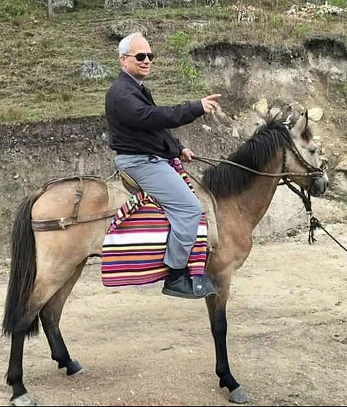 Imagen secundaria 2 - El entonces obispo Robert Francis Prevost, en la parroquia Nuestra Señora de la Consolación, en Chiclayo. Justo tras él, Julián Montenegro. El papa, en dos de sus visitas a las cumbres andinas, la inferior en plena pandemia.