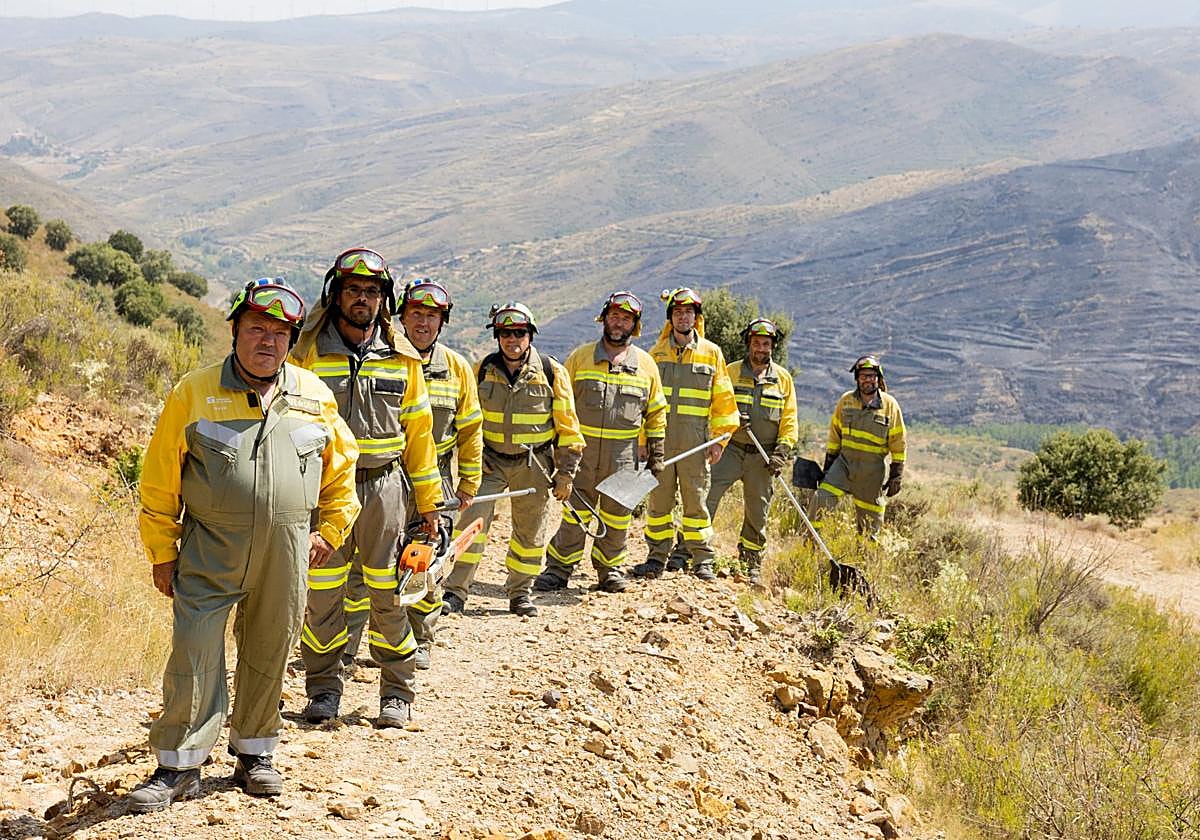 Eduardo Galán, Alberto Jiménez, Rubén Galán, Juan Manuel Lacarra, Santos Galán, Rubén Moreno, Daniel Ruiz y Fernando Muro, con el monte quemado al fondo.