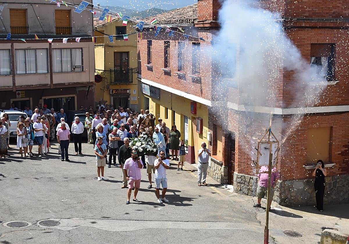 Momento de fuegos de la rueda capilla durante la procesión de ayer en Ausejo.