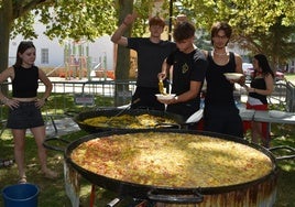 En el parque de la Era Alta hubo paella para comer.