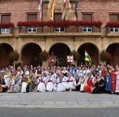 Fotografía de familia de las cuatro agrupaciones participantes y autoridades locales en el Ayuntamiento.