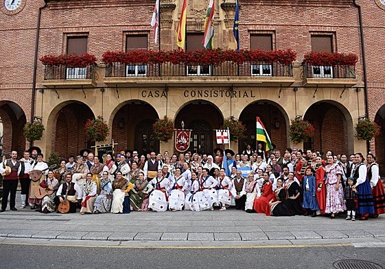 Fotografía de familia de las cuatro agrupaciones participantes y autoridades locales en el Ayuntamiento.