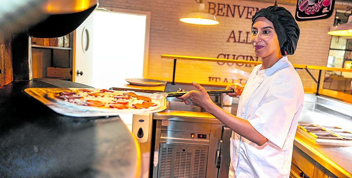 Atika ha encontrado trabajo de cocinera en el restaurante Ginos a través de Incorpora.